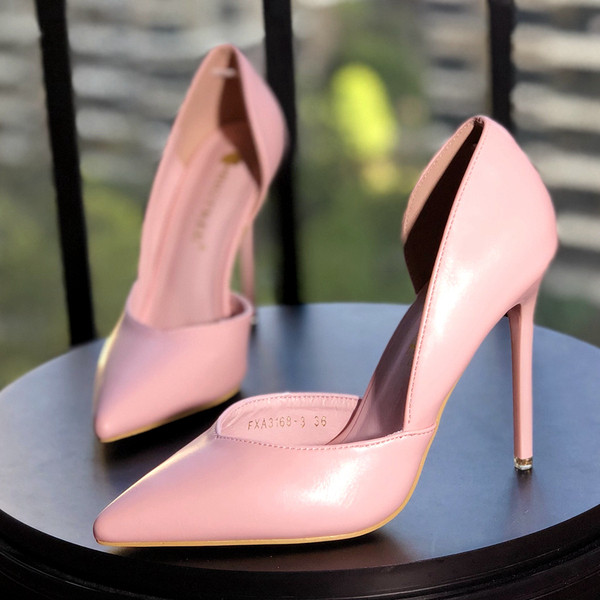 Moderne visoke cipele s izrezanim dijelovima od eko brušene kože