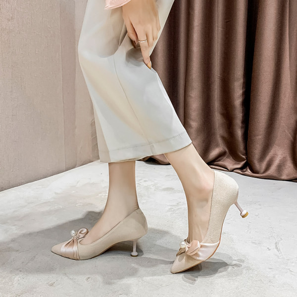 Ženske moderne cipele na petu i perle u bež i crnoj boji