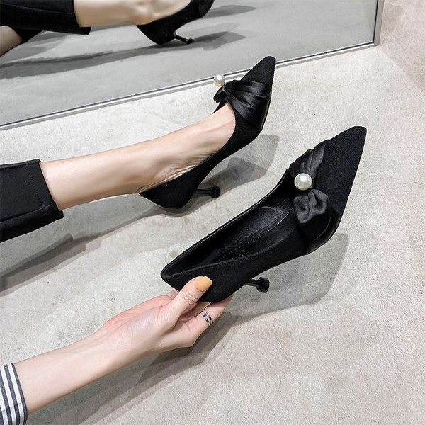 Ženske moderne cipele na petu i perle u bež i crnoj boji