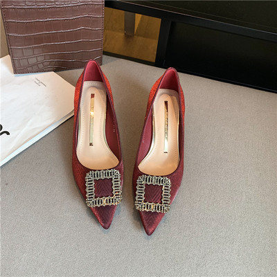 Ženske cipele na špic s metalnom kopčom i visokom petom