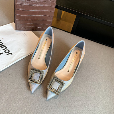 Ženske cipele na špic s metalnom kopčom i visokom petom