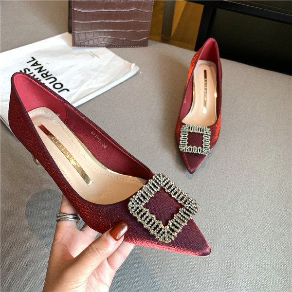 Ženske cipele na špic s metalnom kopčom i visokom petom