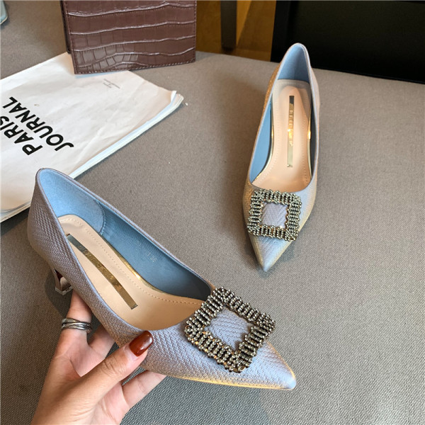 Ženske cipele na špic s metalnom kopčom i visokom petom