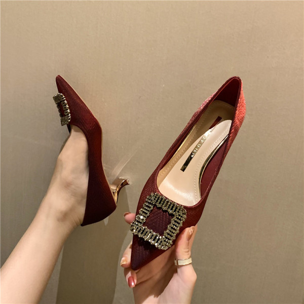 Ženske cipele na špic s metalnom kopčom i visokom petom