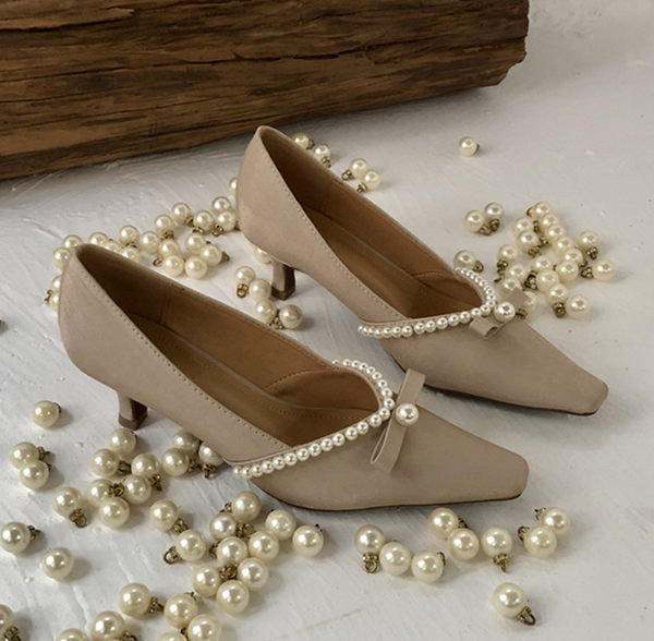 Moderne ženske cipele s visokom petom i biserima