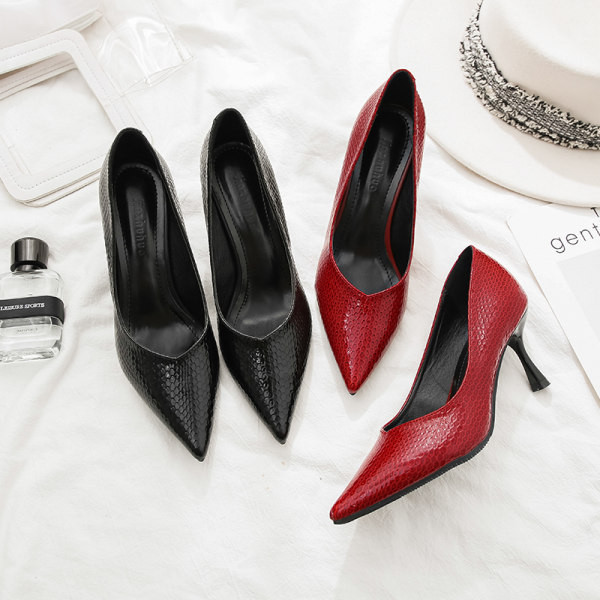 Moderne ženske kožne cipele na špic model od eko kože