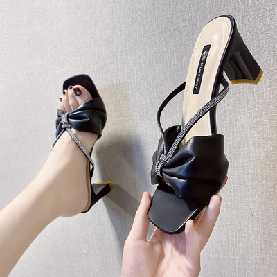 Moderne ženske cipele s kamenčićima i debelom petom