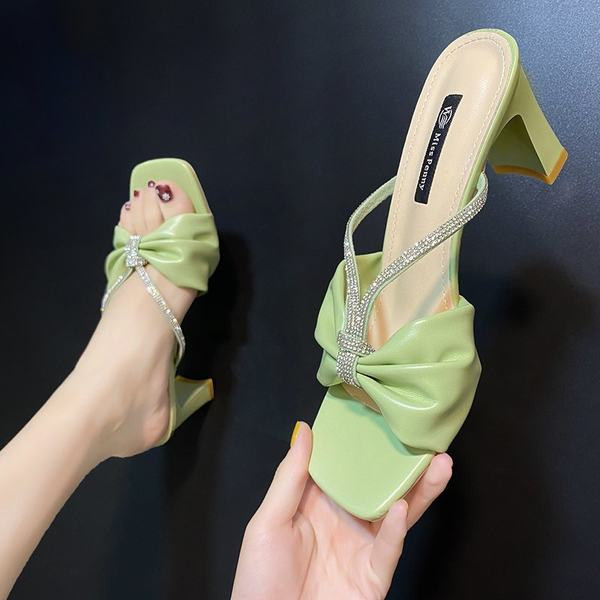 Moderne ženske cipele s kamenčićima i debelom petom