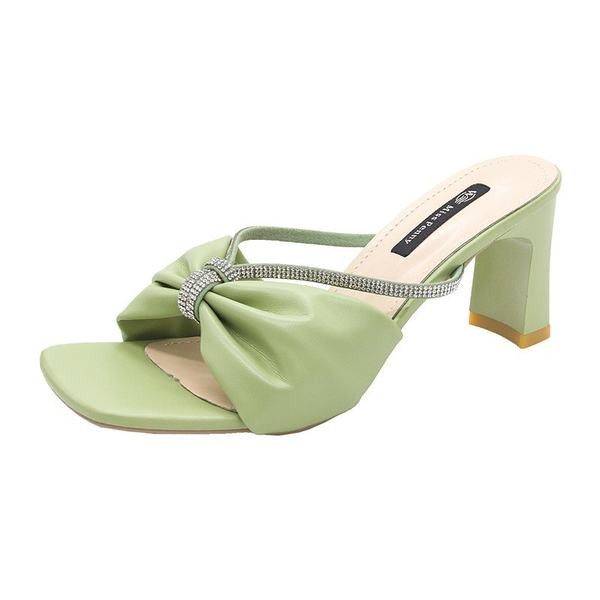 Moderne ženske cipele s kamenčićima i debelom petom