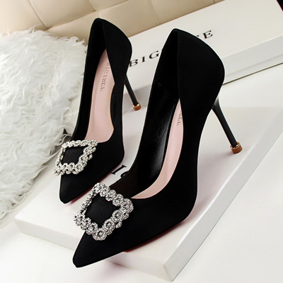 Elegantne ženske cipele od eko brušene kože s kopčom