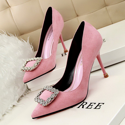 Elegantne ženske cipele od eko brušene kože s kopčom