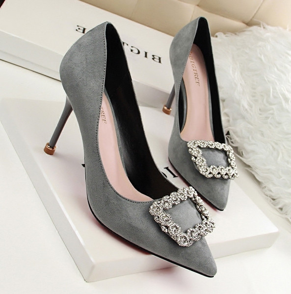 Elegantne ženske cipele od eko brušene kože s kopčom