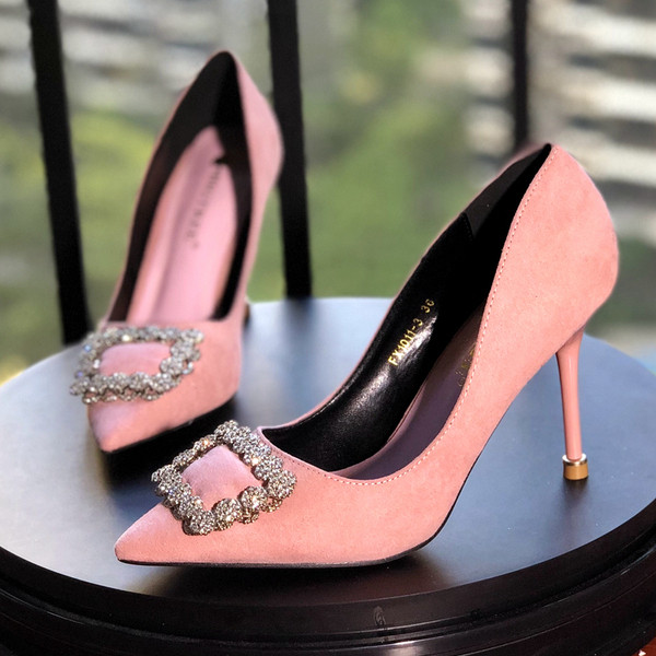 Elegantne ženske cipele od eko brušene kože s kopčom