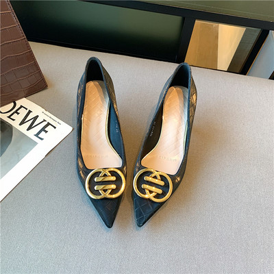 Ženske cipele od umjetne kože - sa metalnim elementom