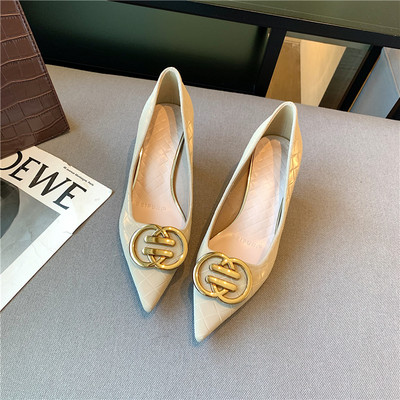 Ženske cipele od umjetne kože - sa metalnim elementom