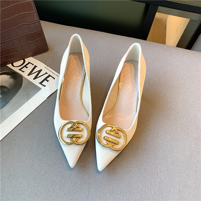 Ženske cipele od umjetne kože - sa metalnim elementom