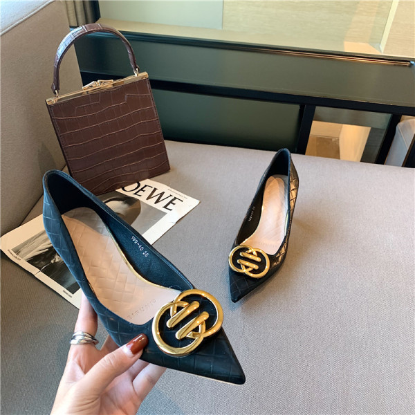 Ženske cipele od umjetne kože - sa metalnim elementom