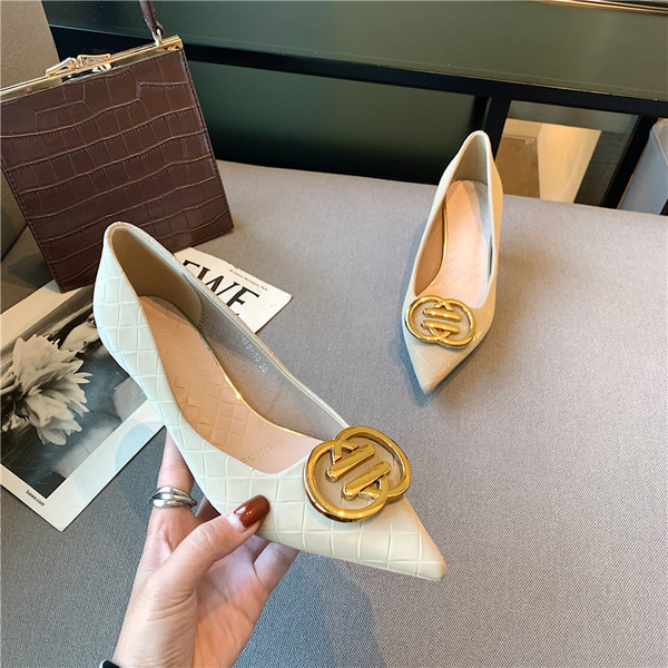 Ženske cipele od umjetne kože - sa metalnim elementom