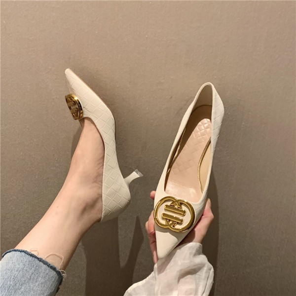 Ženske cipele od umjetne kože - sa metalnim elementom