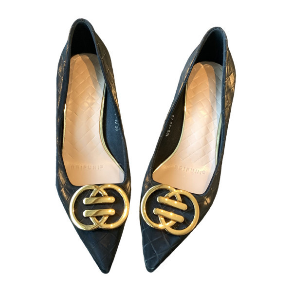 Ženske cipele od umjetne kože - sa metalnim elementom