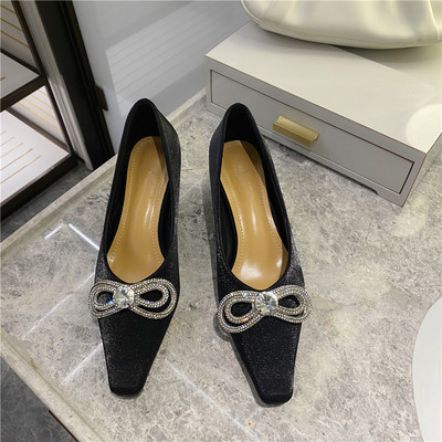 Moderne ženske cipele s kamenčićima i visokom petom od 5 cm