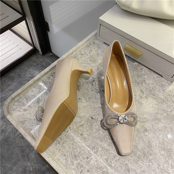 Moderne ženske cipele s kamenčićima i visokom petom od 5 cm