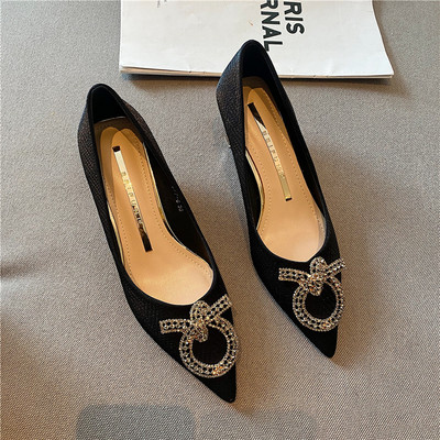 Ženske cipele na špic s petom od 5 cm i kamenčićima