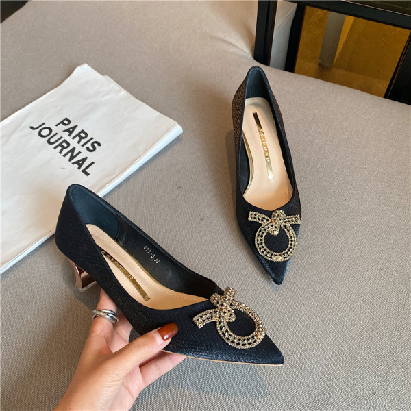 Ženske cipele na špic s petom od 5 cm i kamenčićima