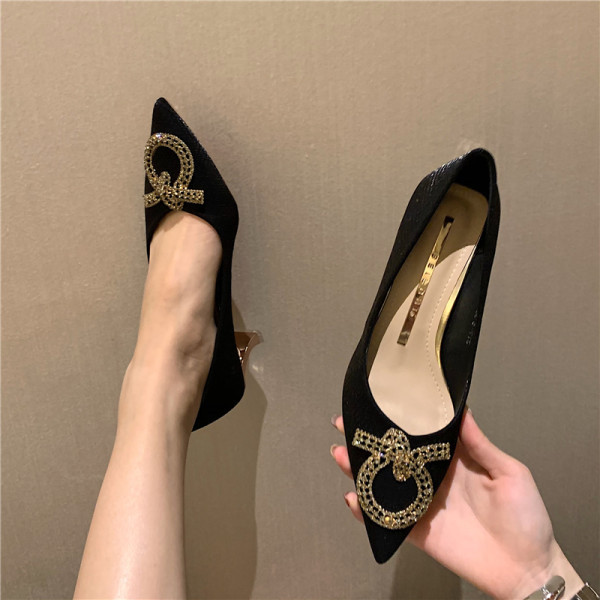 Ženske cipele na špic s petom od 5 cm i kamenčićima