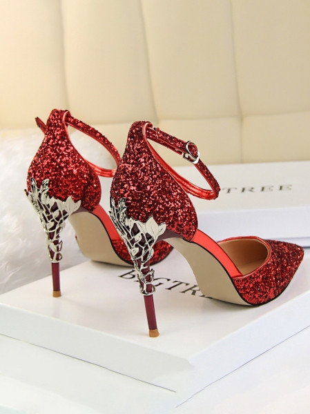 Elegantne ženske cipele s metalnim ukrasom na peti
