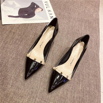 Moderne ženske cipele na špic s metalnim kockicama i visokom petom