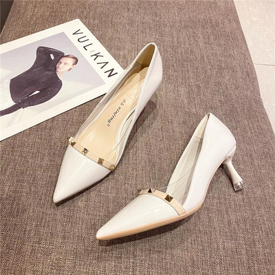 Moderne ženske cipele na špic s metalnim kockicama i visokom petom