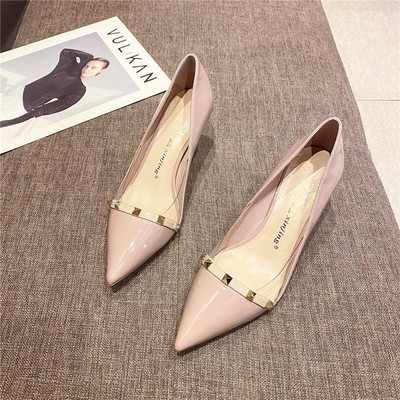 Moderne ženske cipele na špic s metalnim kockicama i visokom petom