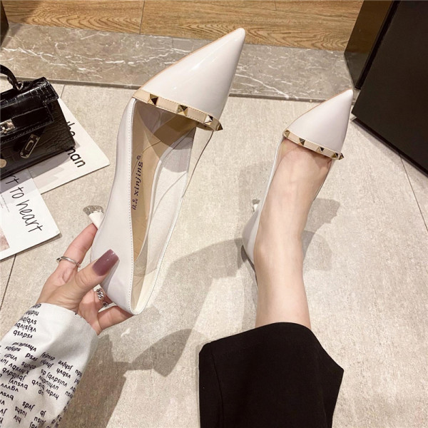 Moderne ženske cipele na špic s metalnim kockicama i visokom petom