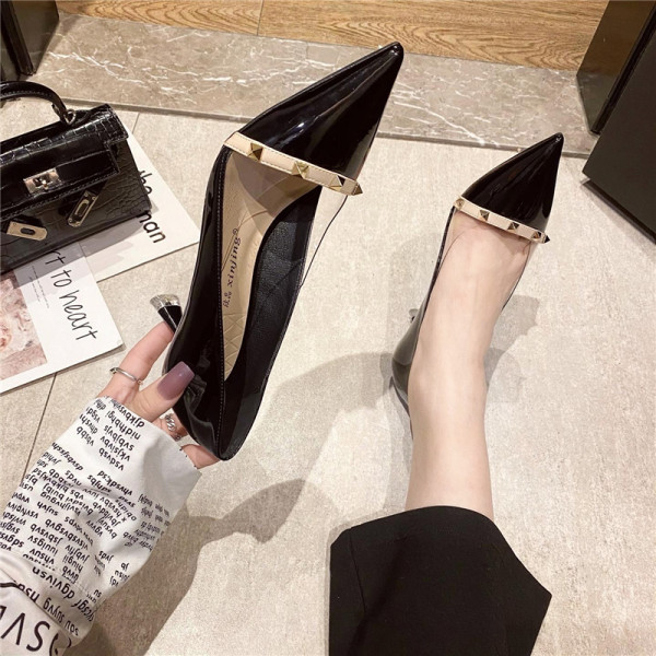 Moderne ženske cipele na špic s metalnim kockicama i visokom petom