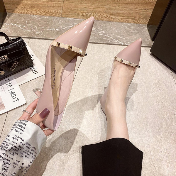 Moderne ženske cipele na špic s metalnim kockicama i visokom petom