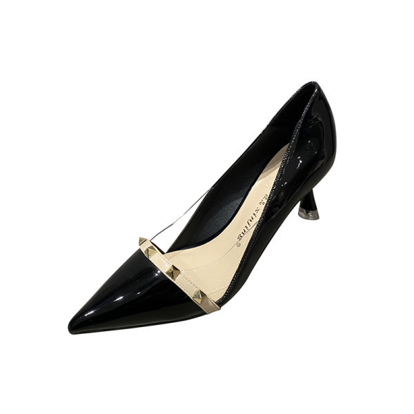 Moderne ženske cipele na špic s metalnim kockicama i visokom petom