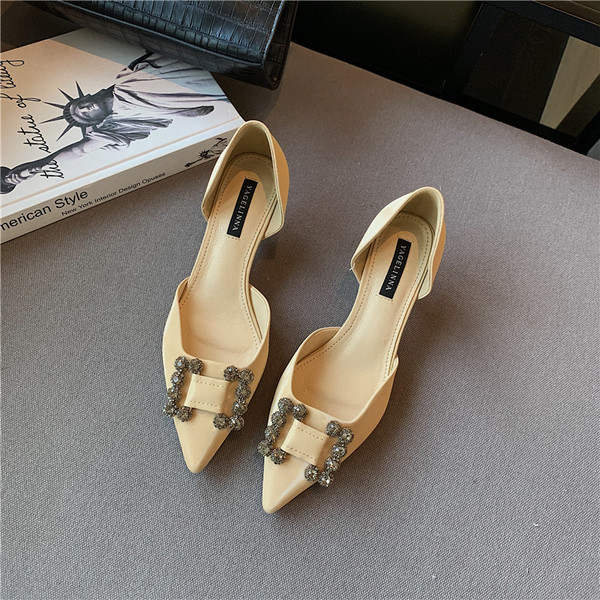 Novi model ženskih cipela sa metalnom kopčom sa kamenčićima