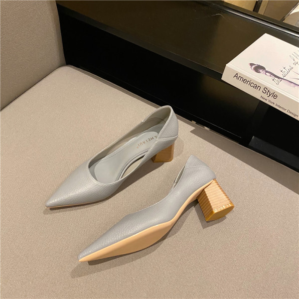 Moderne ženske cipele od eko kože na četvrtastu petu