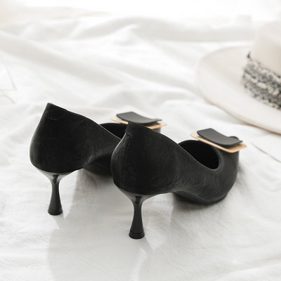 Ženske cipele sa kopčom u dvije boje i visoke pete