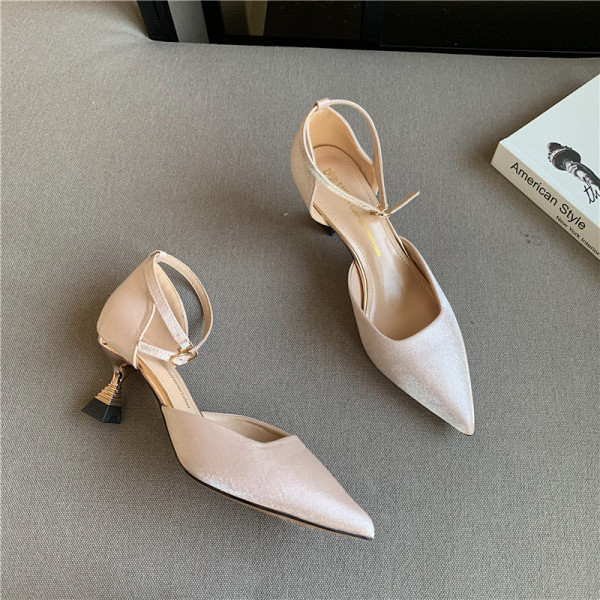 Novi model ženskih cipela na visoku petu i remenčić