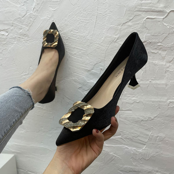 Elegantne cipele s metalnim elementom i visokom petom za žene