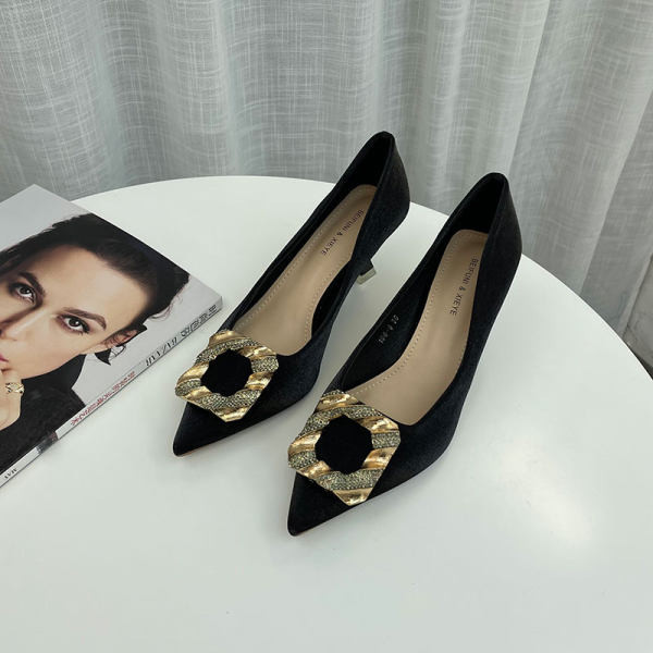 Elegantne cipele s metalnim elementom i visokom petom za žene