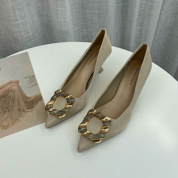 Elegantne cipele s metalnim elementom i visokom petom za žene