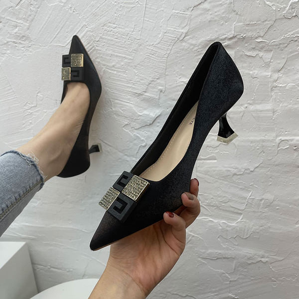 Novi model elegantnih cipela sa metalnim elementom i visokom petom