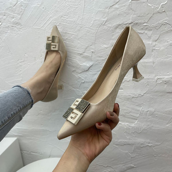 Novi model elegantnih cipela sa metalnim elementom i visokom petom