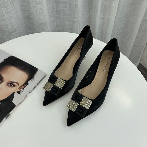 Novi model elegantnih cipela sa metalnim elementom i visokom petom