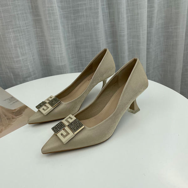 Novi model elegantnih cipela sa metalnim elementom i visokom petom