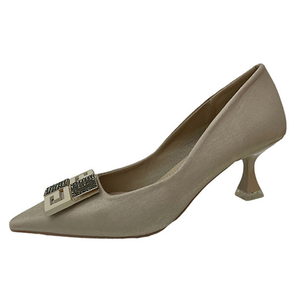 Novi model elegantnih cipela sa metalnim elementom i visokom petom