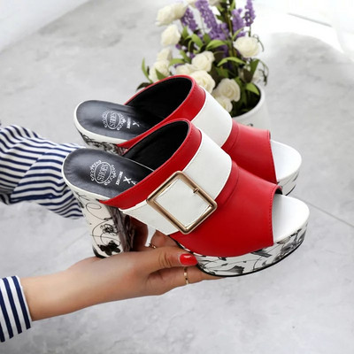 Moteriški batai storu kulnu ir sagtimi